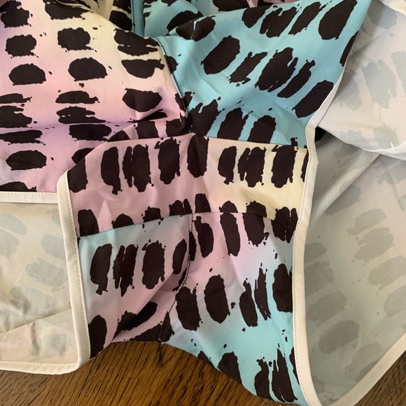 Saucony shorts with a fun pattern, Size S - Picture 4 of 6